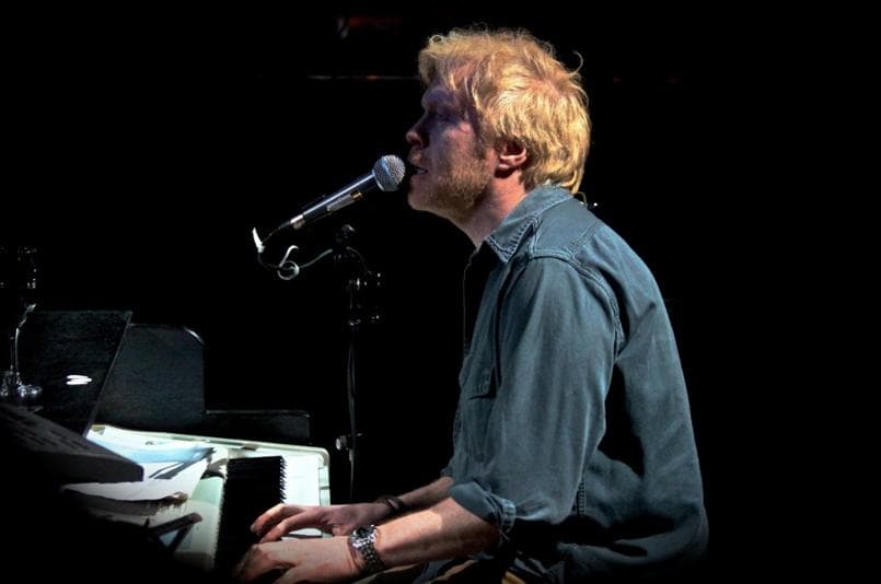 Danny Johnson performing Duelling Pianos